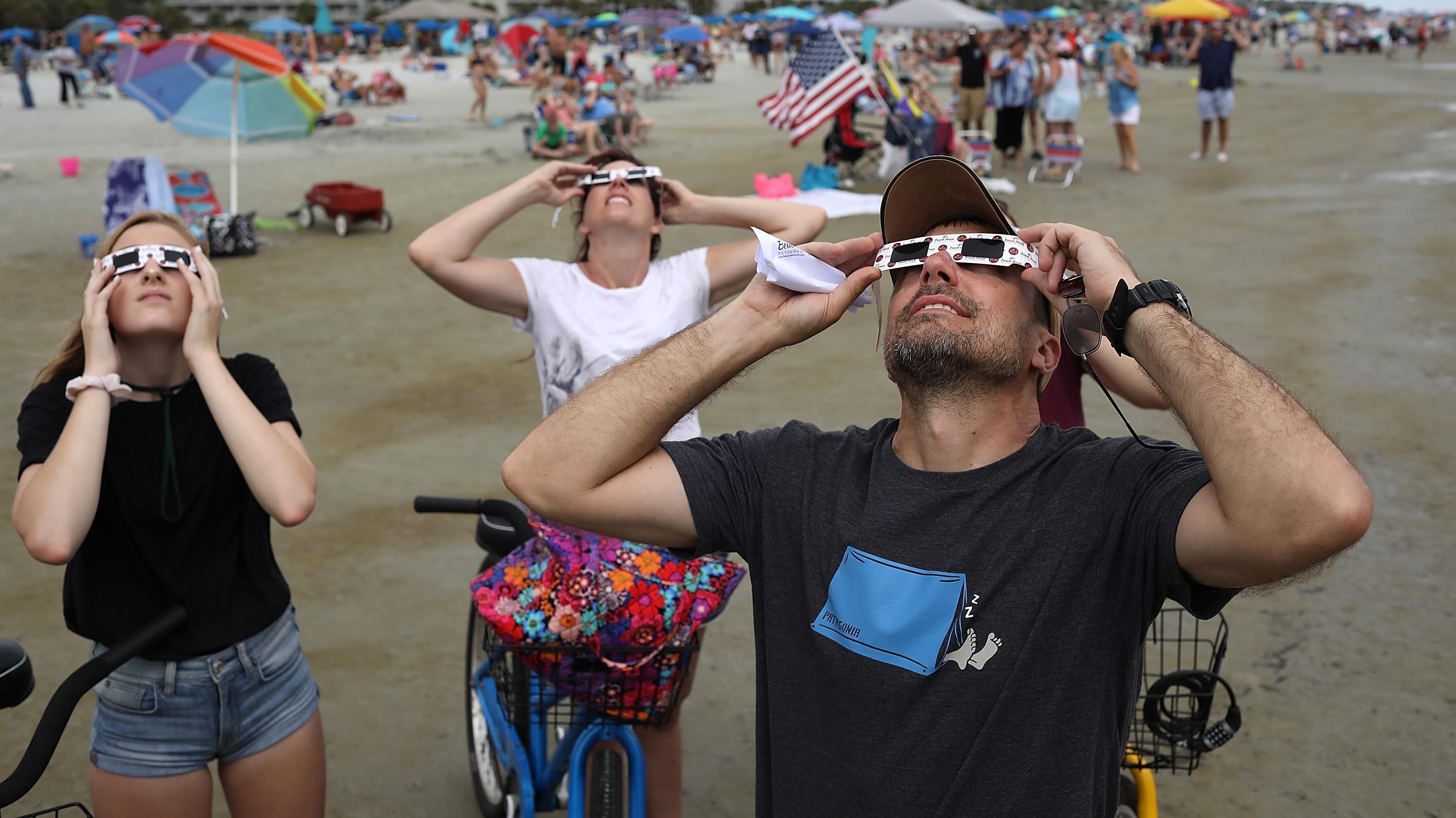 Как люди радовались самому длительному солнечному затмению: яркий фоторепортаж
Как люди радовались самому длительному солнечному затмению: яркий фоторепортаж