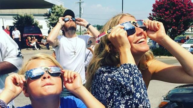Леді Гага, Шерон Стоун та інші зірки милувалися сонячним затемненням: фото і відео 