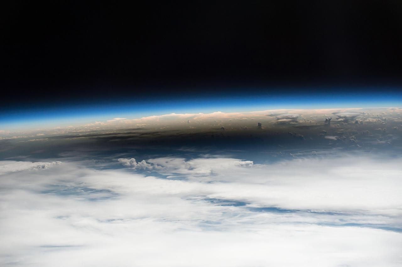 Как выглядело солнечное затмение из космоса: впечатляющие фото и видео