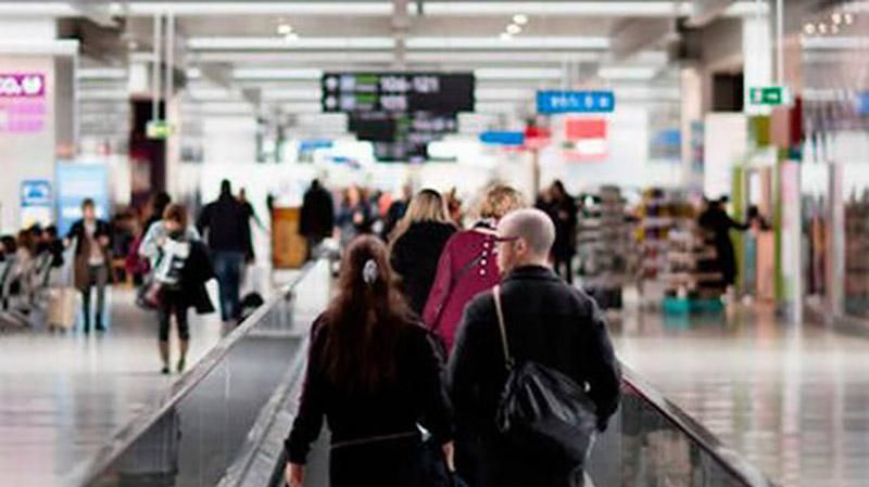 Надгробок із написом "Ти ніколи не будеш забутий" забули в аеропорту Дубліна Надгробок із написом "Ти ніколи не будеш забутий" забули в аеропорту Дубліна