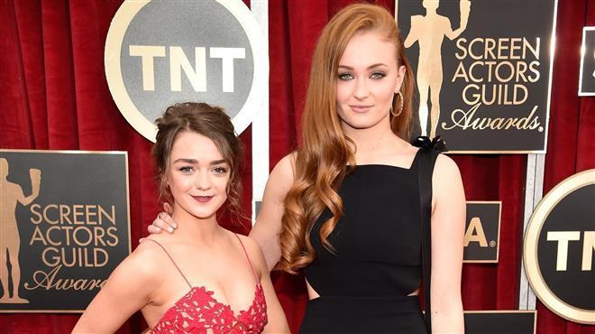 Мэйси Уильямс и Софи Тернер из "Игры престолов" спели кавер "Акуны мататы" в духе сериала