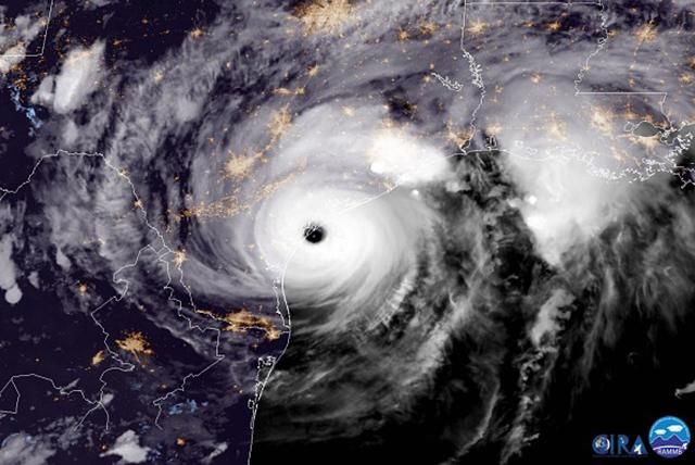 Жуткий ураган в США видно даже из космоса: NASA показала фото и видео