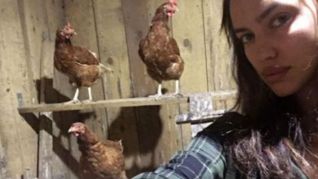 Ірина Шейк влаштувала собі канікули в російському селі Ірина Шейк влаштувала собі канікули в російському селі