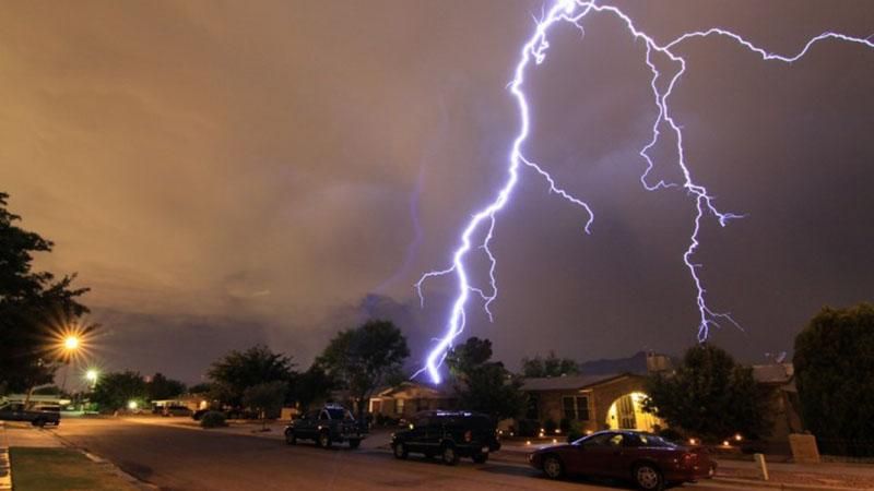 У Норвегії чоловік випадково зафільмував удар блискавки в його будинок: з'явилось відео У Норвегії чоловік випадково зафільмував удар блискавки в його будинок: з'явилось відео