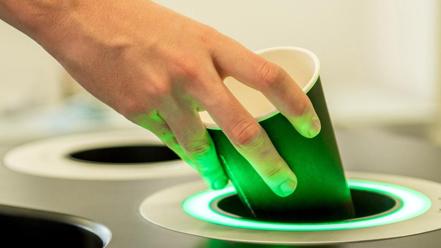 Британські винахідники створили "розумну" систему сортування сміття: вражаюче відео Британські винахідники створили "розумну" систему сортування сміття: вражаюче відео