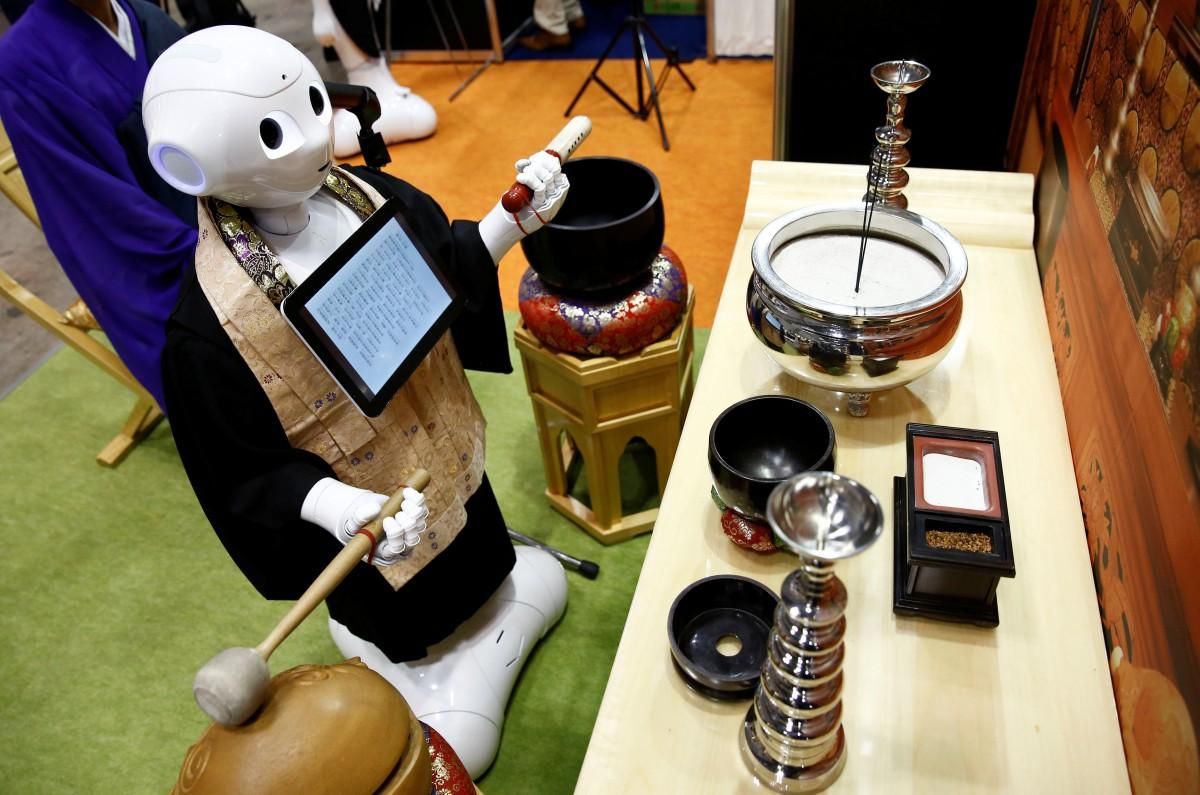 В Японии создали робота-священника, который будет хоронить людей: курьезное видео