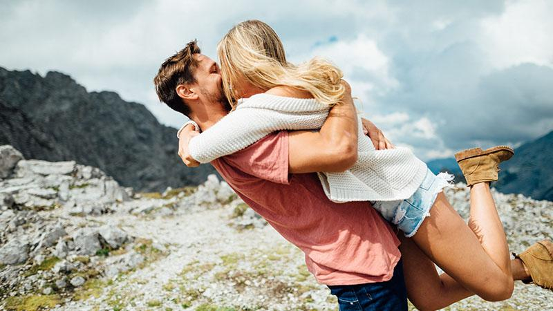 Необычные причины, которые заставят вас флиртовать даже в отношениях