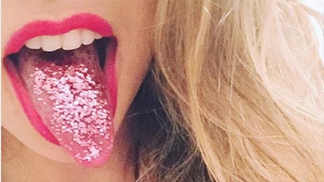 Язык в блестках: новый странный Instagram-тренд Язык в блестках: новый странный Instagram-тренд