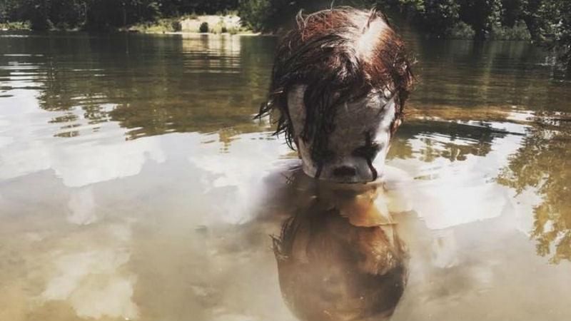 Жутко: парень фотографирует 3-летнего брата в стиле "Оно" Кинга Жутко: парень фотографирует 3-летнего брата в стиле "Оно" Кинга