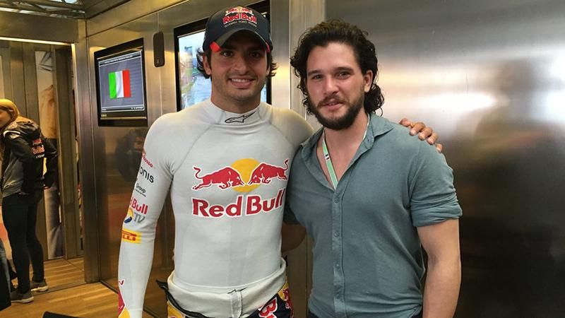 Джон Сноу промчался по трассе Формулы-1: фото и видео Джон Сноу промчался по трассе Формулы-1: фото и видео