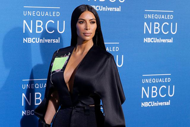 Ким Кардашян обнаженной влезла на дерево: фото (18+)