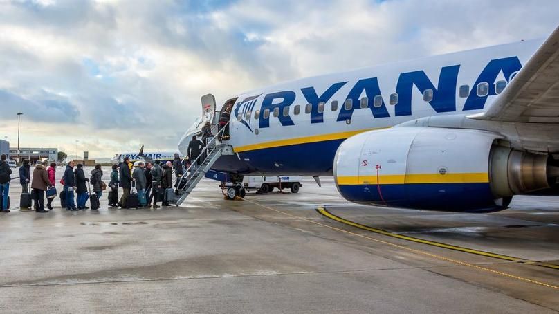 Лоукостер Ryanair змінює правила перевезення ручної поклажі