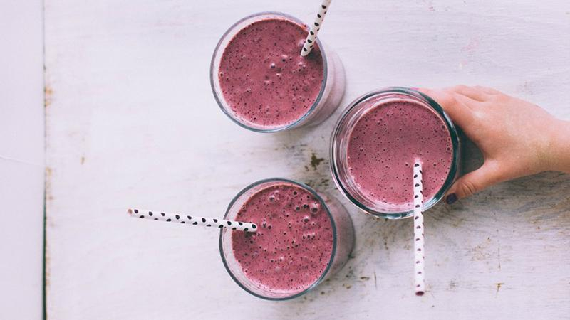 Смузи из слив и банана для очистки кожи: рецепт