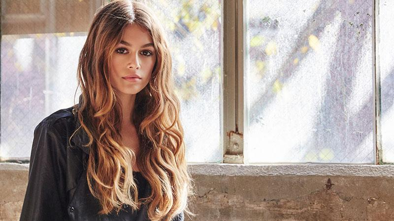 Юная дочь Синди Кроуфорд впервые вышла на подиум: фото 