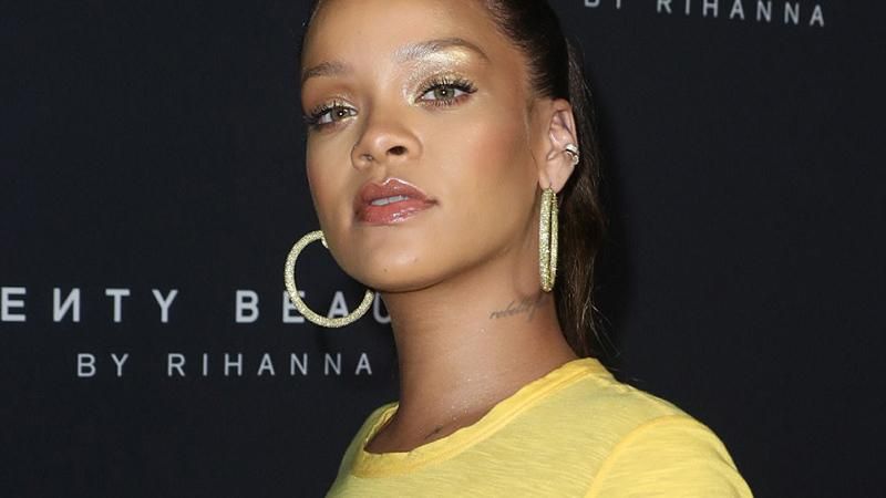 Рианна вышла на публику в ярком образе без белья: фото Рианна вышла на публику в ярком образе без белья: фото