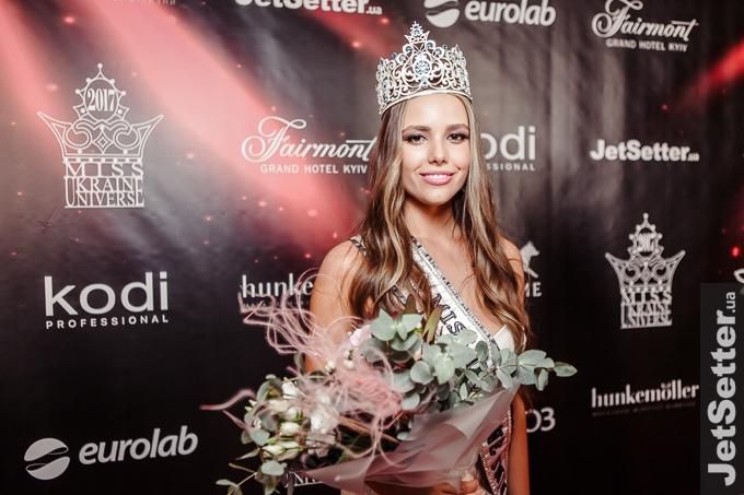 "Мисс Украина Вселенная-2017" убегала от урагана "Ирма": фото