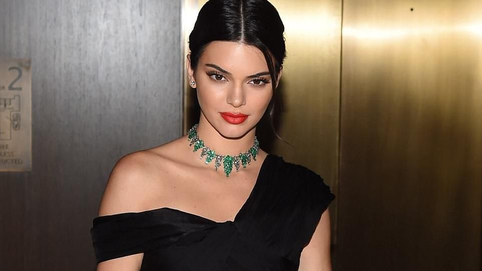 Кендалл Дженнер стала "иконой моды десятилетия": стильные фото с вручения Кендалл Дженнер стала "иконой моды десятилетия": стильные фото с вручения