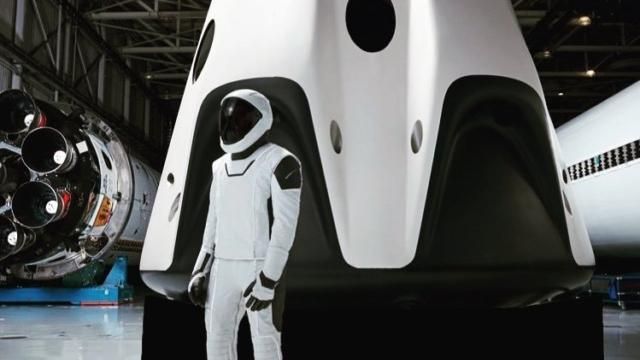 Ілон Маск показав, як виглядатиме скафандр астронавта SpaceX в повний ріст Ілон Маск показав, як виглядатиме скафандр астронавта SpaceX в повний ріст