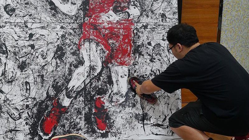 Художник намалював знаменитого спортсмена своїми кросівками Художник намалював знаменитого спортсмена своїми кросівками