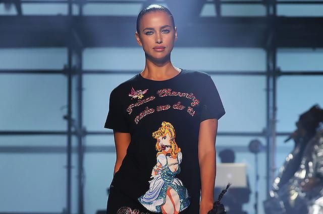 Стройная Ирина Шейк впервые вышла на подиум Недели моды после родов Стройная Ирина Шейк впервые вышла на подиум Недели моды после родов