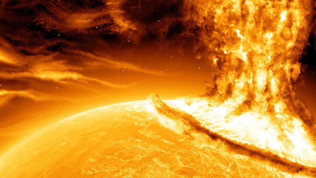 Вспышка на Солнце: на Солнце 4 мощный взрыв