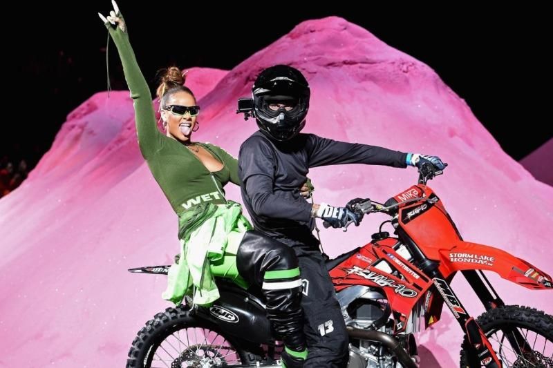 Ріанна ефектно проїхалася на мотоциклі по подіуму під час показу: відео Ріанна ефектно проїхалася на мотоциклі по подіуму під час показу: відео