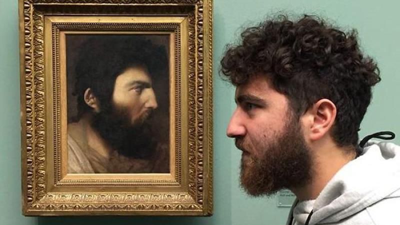 Люди нашли своих двойников на классических картинах: веселые сравнения