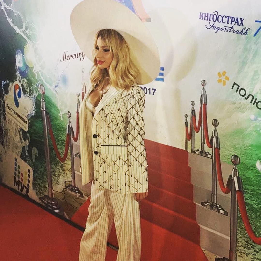 "Це що – торшер?": у мережі кепкують з Лободи через незвичний костюм "Це що – торшер?": у мережі кепкують з Лободи через незвичний костюм