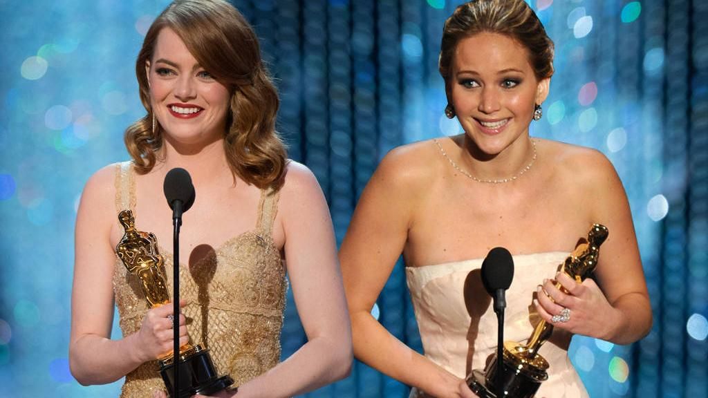 Чому Дженніфер Лоуренс і Емма Стоун уникають обіймів Чому Дженніфер Лоуренс і Емма Стоун уникають обіймів