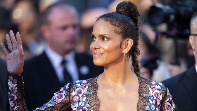 Холлі Беррі засвітила відверте декольте на червоній доріжці: фото Холлі Беррі засвітила відверте декольте на червоній доріжці: фото