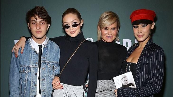 Сестри Хадід прийшли на презентацію книги матері: стильні сімейні фото Сестри Хадід прийшли на презентацію книги матері: стильні сімейні фото