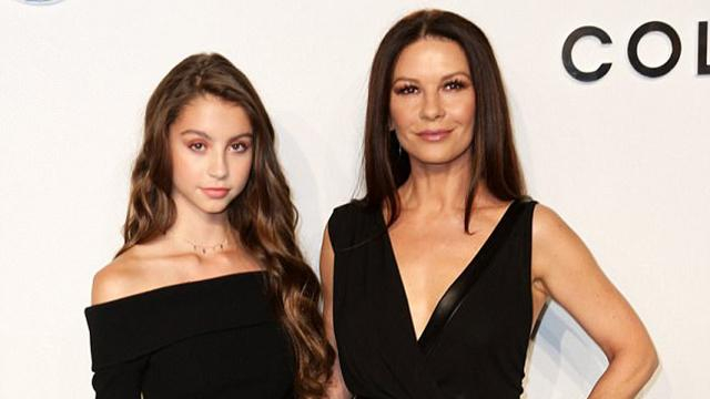 Дочь Кэтрин Зеты-Джонс впервые появилась на модном мероприятии: фото