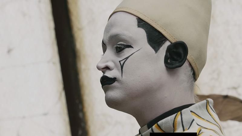 Маколей Калкин снялся в фэшн-фильме в образе злого клоуна: сюрреалистическое видео