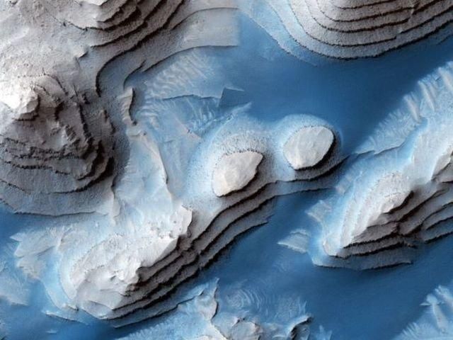 NASA показало очередные снимки с Марса: сюрреалистические фото
