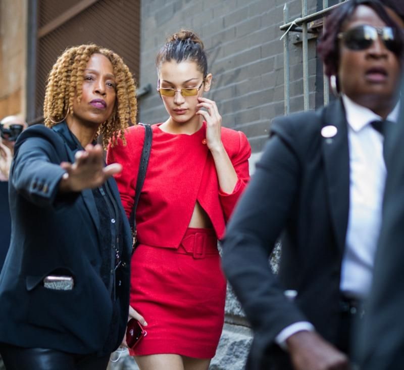 Белла Хадід мужньо заступилася за жінку-фотографа: відео Белла Хадід мужньо заступилася за жінку-фотографа: відео