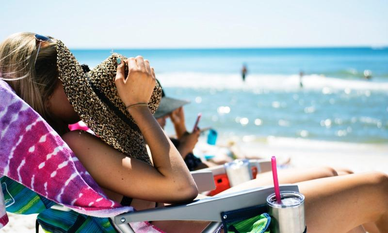 Дерматолог назвала проверенные способы, которые позволят восстановить кожу после лета