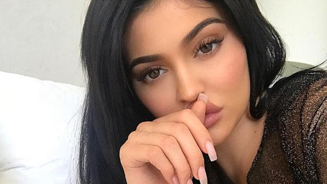 Кайли Дженнер смутила снимком в прозрачном белье фото 18+