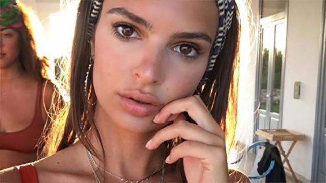 Журнал подправил грудь и губы известной модели для обложки Журнал подправил грудь и губы известной модели для обложки