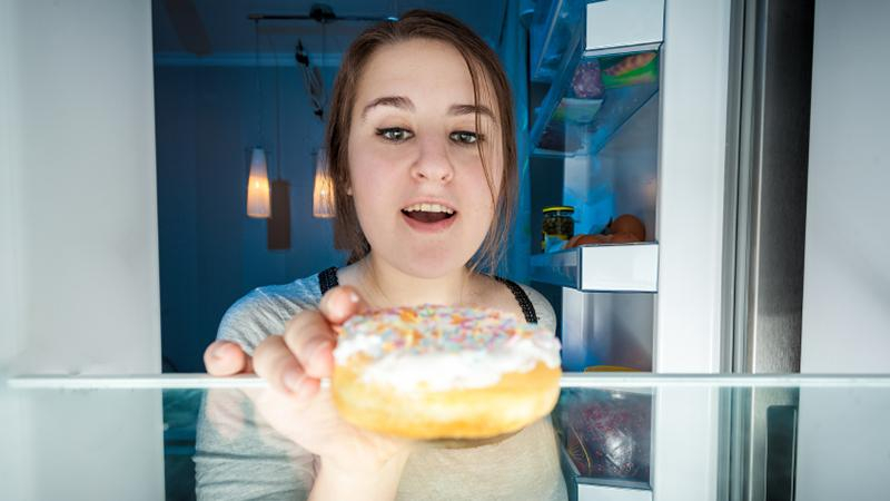 Ночной перекус или спать голодным: что из этого хуже