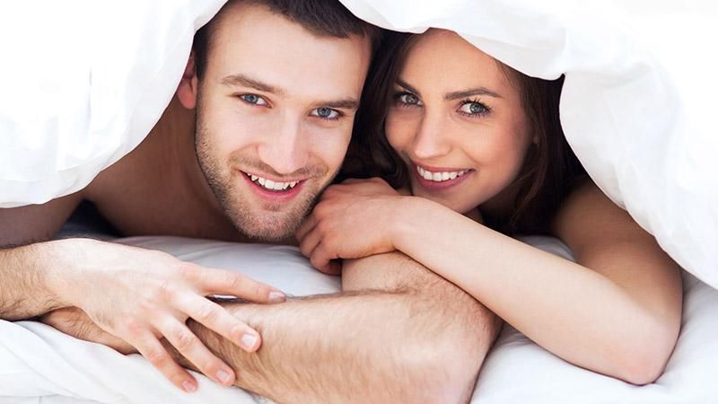 Ученые рассказали, как нужно спать парам, чтобы высыпаться и сохранить страсть