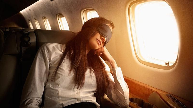 Вчені з'ясували, чому спати під час польоту небезпечно для здоров'я 