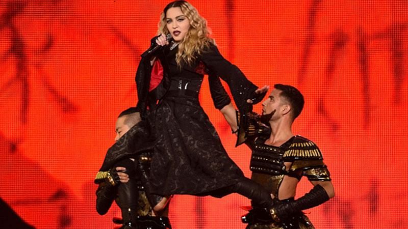 Мадонна показала нецензурную рекламу собственной косметики: видео