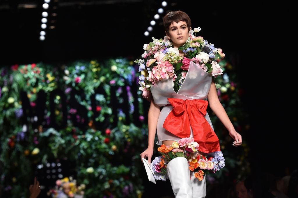 Дочь Синди Кроуфорд вышла на показ в "букете цветов": яркие фото Дочь Синди Кроуфорд вышла на показ в "букете цветов": яркие фото