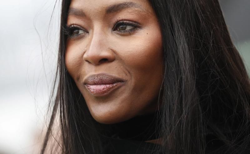 Наоми Кэмпбелл кардальном изменила прическу в новой рекламе: видео