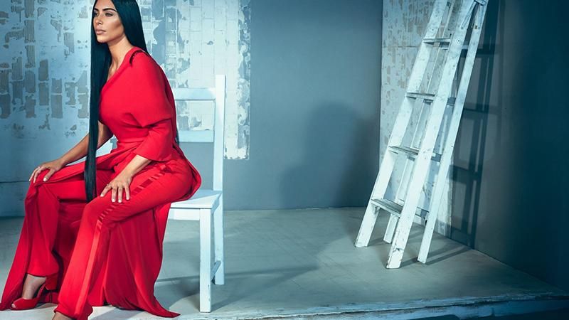 Неожиданно: Ким Кардашян снялась в сдержанной и элегантной фотосессии