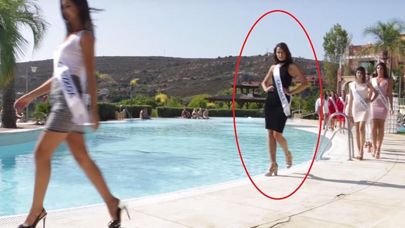 Во время дефиле на конкурсе красоты участница упала в бассейн: курьезное видео