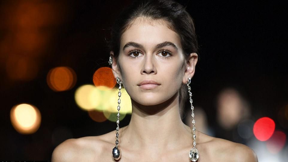 16-річна Кайя Гербер представила колекцію Saint Laurent на Тижні моди в Парижі