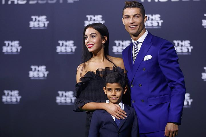 Тренеры по танцам обмолвились, кого родит беременная девушка Роналду