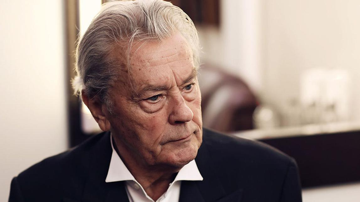 81-летний Ален Делон перенес операцию на ноге