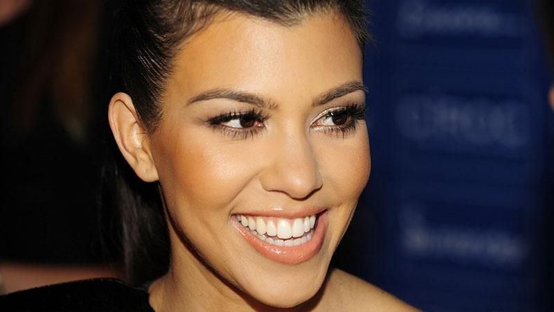 Кортні Кардашян спародіювала улюблену позу Вікторії Бекхем і показала розтяжку: фото Кортні Кардашян спародіювала улюблену позу Вікторії Бекхем і показала розтяжку: фото